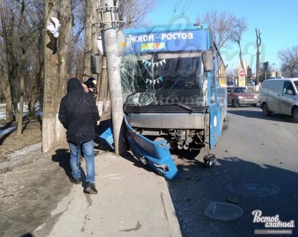 Автобус протаранил столб в Ростове в результате тройного ДТП